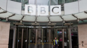 Trump amenaza a la BBC con juicio por $us 1.000 MM por editar su discurso; la cadena pide disculpas