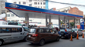 Las filas por combustible se reducen en Bolivia en los primeros días de Gobierno de Paz