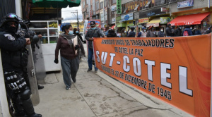 Trabajadores de Cotel bloquean el centro paceño, exigen pago de salarios y restitución del seguro médico