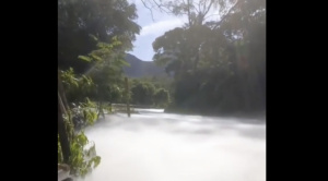 Crecida de río en Samaipata rompe oleoducto en Cuevas; evacúan a familias