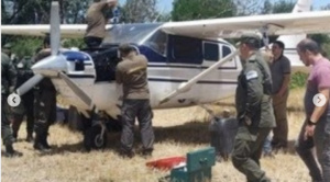 Hallan narcoavioneta con placa  boliviana abandonada en un terreno de localidad argentina
