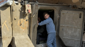 Un tanque israelí abandonado en Gaza sirve ahora de punto de carga de teléfonos móviles