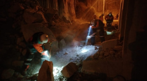 Alcaldía habilita vía en Bajo Llojeta tras caída de talud y atribuye el hecho a las lluvias