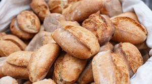 Alcaldía libera la venta de pan en plazas: independientes lo venden a Bs 0,50