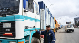 Vuelven las largas filas en los surtidores; hay algunos bloqueos esporádicos