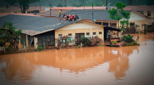 El río Piraí se desborda en El Torno;  pobladores suben a los techos para resguardarse