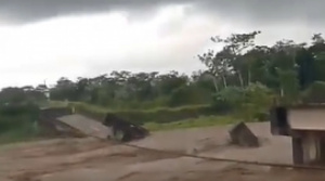 Se desploma parte del puente antiguo  sobre el río Ichoa, en la carretera Cochabamba-Santa Cruz