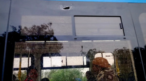 Bloquean vía y apedrean un vagón de la Línea Roja del Tren Metropolitano 