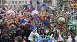 Villancicos y estrellas navideñas llevan unidad y esperanza a Ucrania en medio de guerra