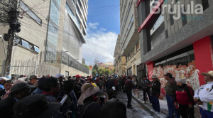 Maestros denuncian millonario desfalco de dirigentes y tapian sede de confederación