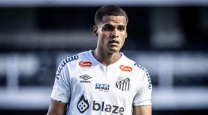 Santos le extiende el contrato a Monteiro y lo cede a un club coreano