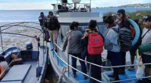 Armada evacúa a más de 200 turistas varados en Copacabana por bloqueos