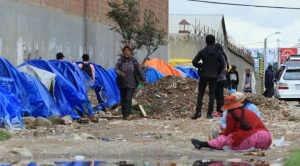 El lunes arranca el reclutamiento militar y centenares de jóvenes acampan para asegurar un cupo