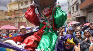 El pepino paceño despierta tras ser besado por reinas carnavaleras