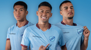 Bolívar presenta su nueva camiseta con el Illimani en el pecho