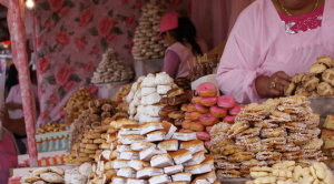 Desde plato paceño hasta api con pastel: la variada oferta gastronómica en la feria de la Alasita