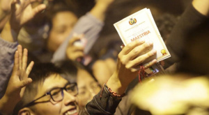 Jóvenes mantienen viva la tradición de la Alasita con sueños de casa propia y estudios