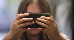 El “scroll” infinito de los menores: cuatro horas diarias enganchados a la red