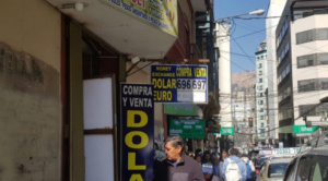 El dólar paralelo baja y se acerca a Bs 9 en el mercado informal