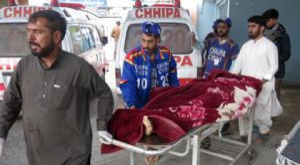 Un centenar de insurgentes, 15 soldados y 18 civiles mueren en una ofensiva en Pakistán