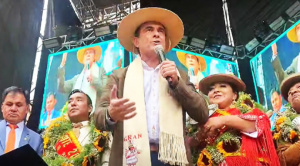 Paz participa en un preste y asegura que el país "saldrá adelante"