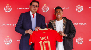 Vaca firma contrato y se pone la camiseta 10 del Wydad AC 