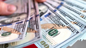 Economista advierte que la baja del riesgo país responde más a expectativas que a mejoras estructurales