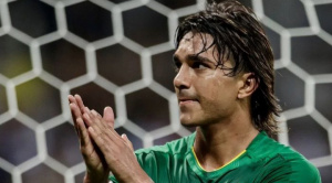 Martins vuelve al fútbol en Oriente y la selección le abre las puertas  