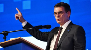 Tres meses de gobierno: Analistas ven logros económicos, pero también desafíos en el campo político