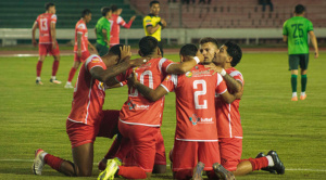 Un triplete de Rivas ayuda a Independiente a pasar de fase