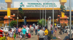 Operadores paralizan la Terminal Bimodal cruceña y suspenden salidas de buses hasta lograr a renuncia del administrador