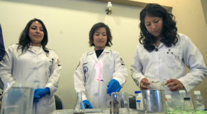 Bolivianas desafían los estereotipos y promueven su protagonismo en la ciencia