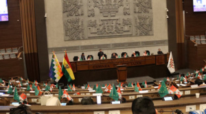 Cien días de gestión: oficialismo defiende avances y oposición denuncia improvisación