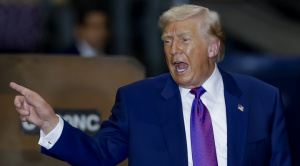 Trump dice que considera ejecutar un ataque limitado para presionar a Irán