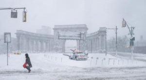 Potente tormenta paraliza el noreste de EEUU y deja a Nueva York bajo una nevada récord