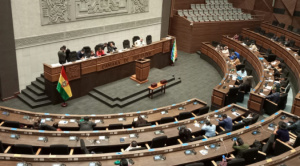 Oficialismo respalda y oposición cuestiona la fusión de comunicación y vocería 