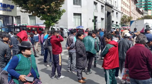 Choferes bloquean vía del centro paceño en espera de reunión con el gobierno