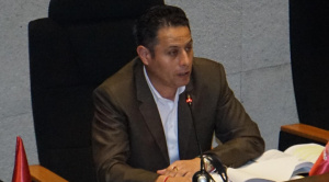 "Sigo siendo capitán, te guste o no”, responde Lara a un legislador