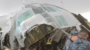 Un avión Hércules cae sobre vehículos en el Puente Bolivia en El Alto