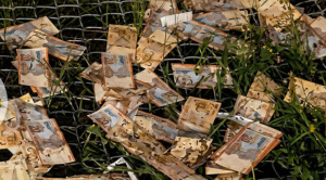 Dinero en las calles, Policía y Ejército tratan de contener a la gente que se roba billetes