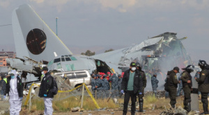 Militares retiran los restos del avión accidentado en El Alto 