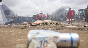 Dictan detención preventiva para 19  personas acusadas de recoger billetes del avión accidentado