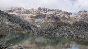 Ascenso a casi 5 mil metros entre acueductos de agua glaciar del Chacaltaya cautiva a turistas 