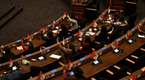 Senadores cuestionan el alcance de encuesta que muestra amplia diferencia entre Paz y Lara