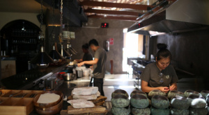 La chef Marsia Taha ve en la gastronomía una vía de independencia para las mujeres en Bolivia