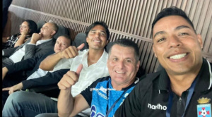 Martins ve un partido de Copa con Costa y otras personas de la FBF 