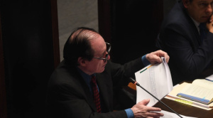 Presidente del BCB descarta legalizar billetes recogidos en el accidente, pero dice que  “tal vez” la ALP podría hacerlo