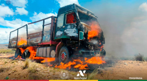 Aduana incinera camión que transportaba fardos de ropa usada de contrabando 