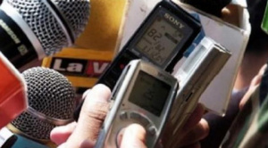 Brecha de género persiste en los medios: solo el 36% de las fuentes son mujeres