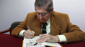 Muere el escritor Bryce Echenique, que escribía “para que sus amigos lo quisieran más”